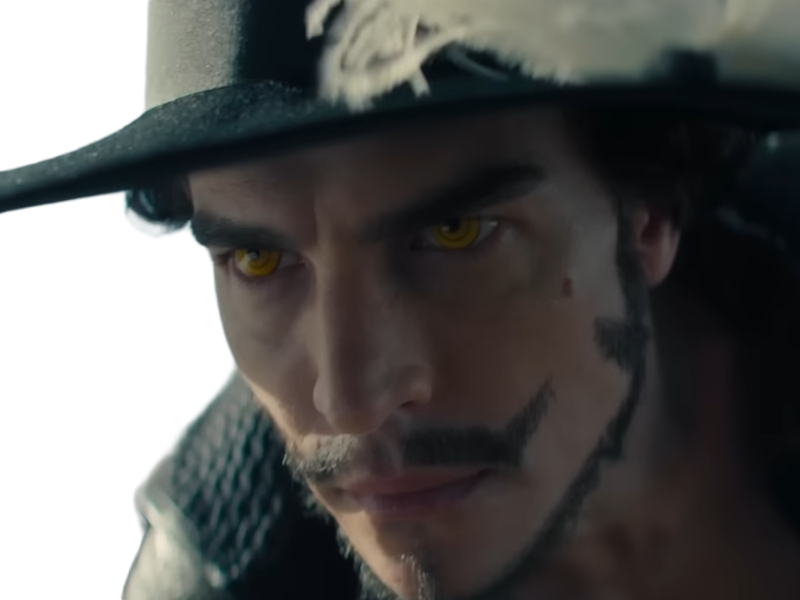 dracule mihawk oeil-de-faucon epeiste one piece live action netflix homme yeux-jaunes cheveux-noirs steven ward sud-africain