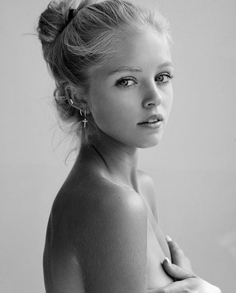 fille model nude blonde topless nue julia mellort tychoniewicz cute teen bun