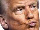 trump-donald-bouche-mouais-doute-maga-make-america-great-again-usa-dubitatif-bref-faux-knifos