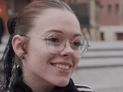 teen survet lunettes mignonne belle cute interview rire gif