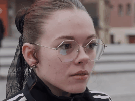 teen-survet-lunettes-mignonne-belle-cute-interview-rire-gif