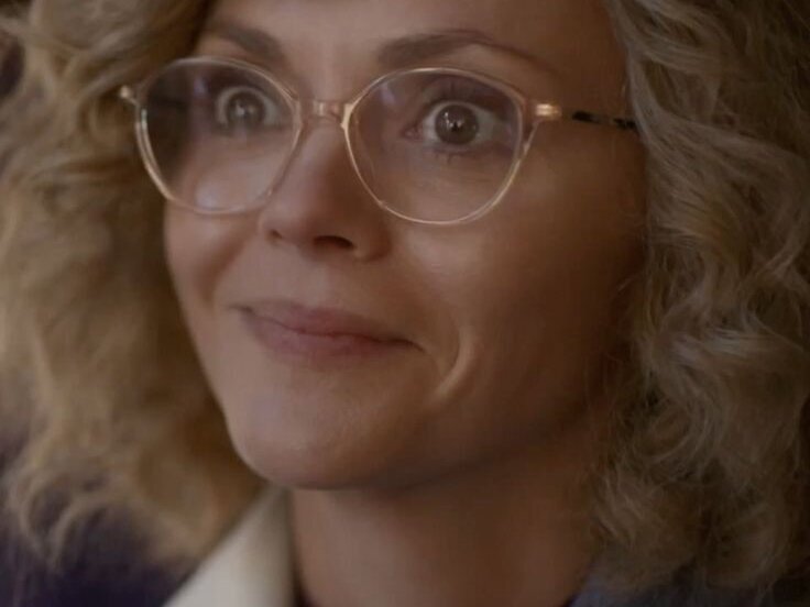 christina ricci misty quigley adulte actrice yellowjackets blonde lunettes folle showtime serie