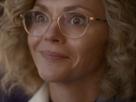 christina-ricci-misty-quigley-adulte-actrice-yellowjackets-blonde-lunettes-folle-showtime-serie