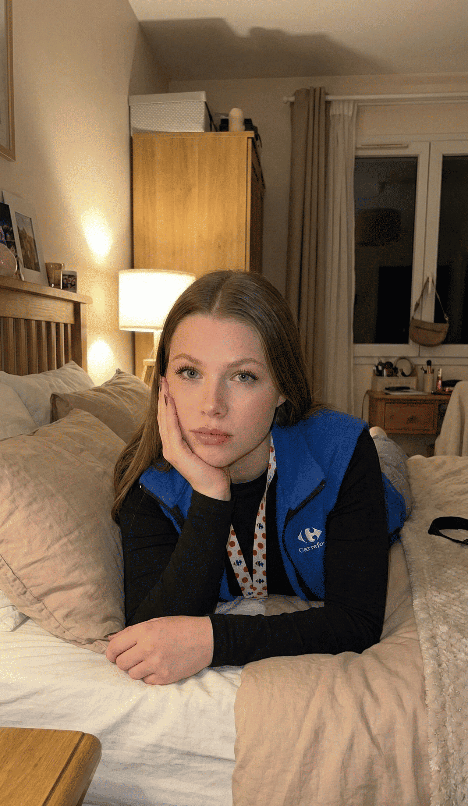 teen leonie carrefour lit feet femme meuf fille blonde bave employe