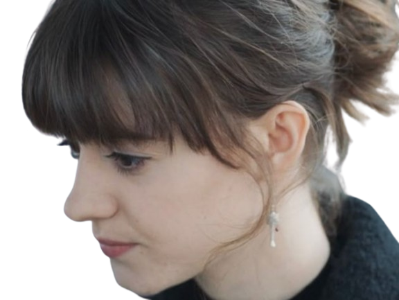 marianne sheridan normal people daisy edgar jones actrice britannique anglaise femme brune vingtaine cheveux attaches