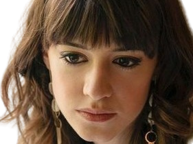 marianne sheridan normal people daisy edgar jones actrice britannique anglaise femme brune vingtaine cheveux libres