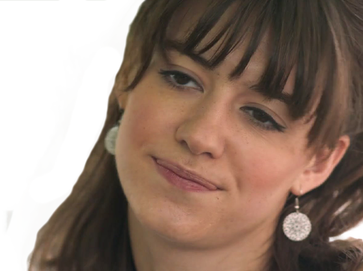 marianne sheridan normal people daisy edgar jones actrice britannique anglaise femme brune vingtaine cheveux libres