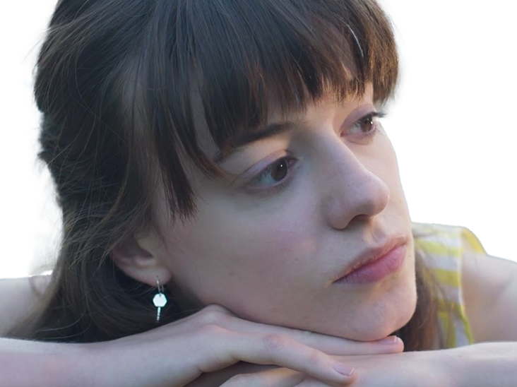 marianne sheridan normal people daisy edgar jones actrice britannique anglaise femme brune vingtaine cheveux libres