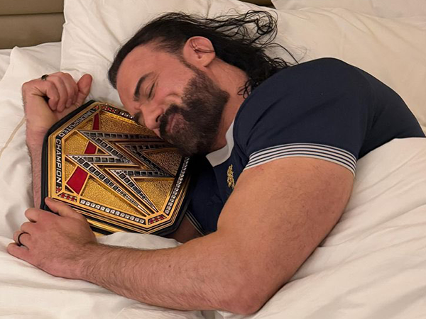 wwe catch drew mcintyre ceinture champion heureux happy content lit