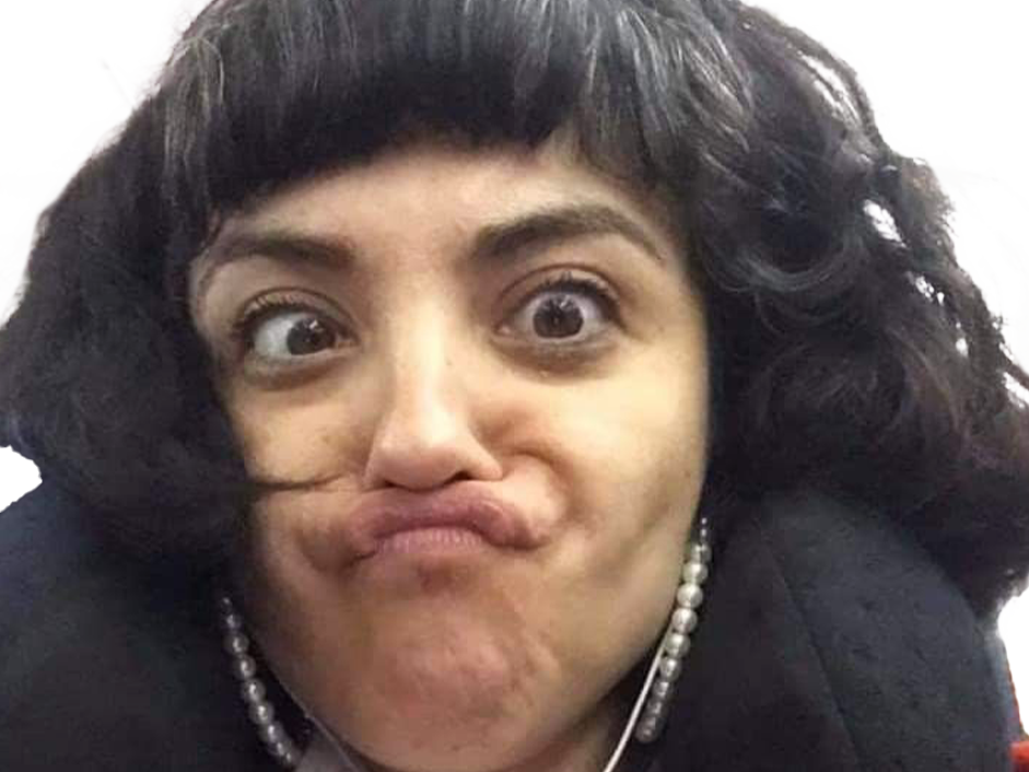 mon laferte norma chanteuse auteure compositrice latine mexicaine chilienne trentaine trentenaire brune femme