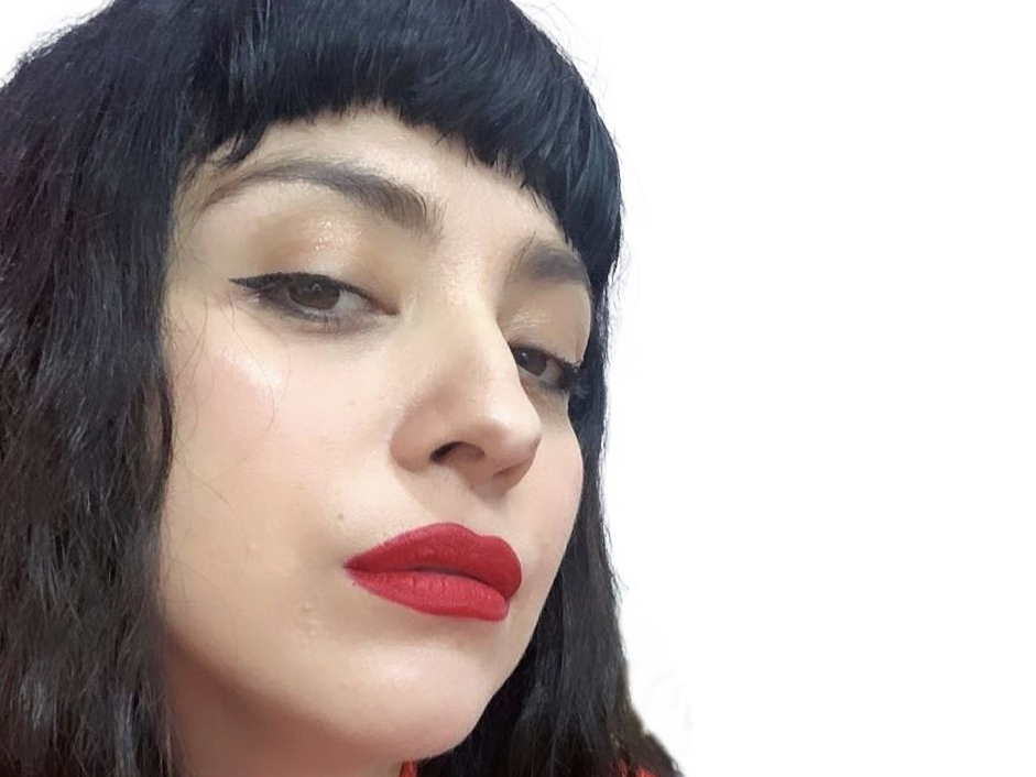 mon laferte norma chanteuse auteure compositrice latine mexicaine chilienne trentaine trentenaire brune femme
