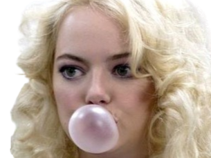 annie landsberg maniac serie emma emily jean stone actrice productrice americaine blonde femme chewing gum
