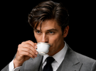 alain-delon-acteur-france-francais-cinema-costume-cafe-boire-gris-classe-elegent
