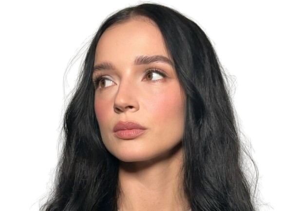 that poppy moriah rose pereira chanteuse pop metal alternatif metalcore youtubeuse bizarre americaine