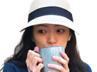 chun-woo-hee-actrice-coreenne-mignonne-cute-tasse-drink-chapeau