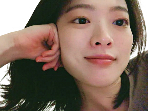 chun woo hee actrice coreenne mignonne cute pose regard