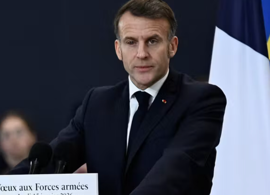 macron oeil rouge vampire