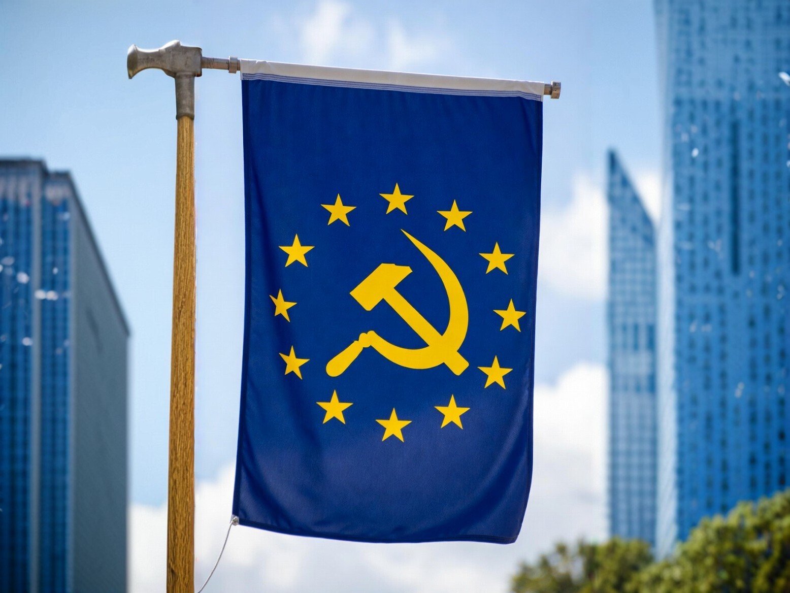 uess ue urss communiste sovietique bolchevique lfi socialiste union europe ursula drapeau faucille marteau