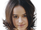 alizee-jacotey-chanteuse-pop-francaise-annees-2000-musique-femme-jeune-vingtaine-vingtenaire-cheveux-bruns-yeux-marrons-lolita