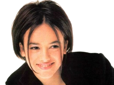 alizee jacotey chanteuse pop francaise annees-2000 musique femme jeune vingtaine vingtenaire cheveux-bruns yeux-marrons lolita