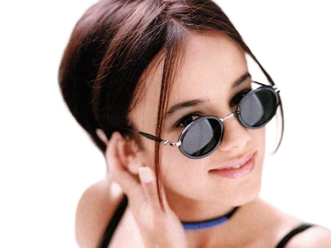 alizee jacotey chanteuse pop francaise annees-2000 musique femme jeune vingtaine vingtenaire cheveux-bruns yeux-marrons lolita