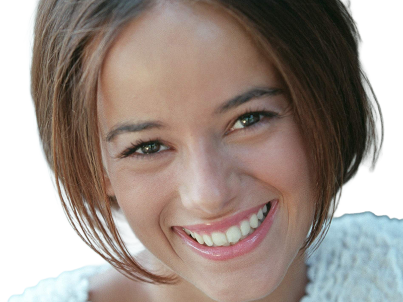 alizee jacotey chanteuse pop francaise annees-2000 musique femme jeune vingtaine vingtenaire cheveux-bruns yeux-marrons lolita