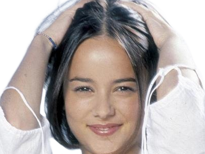 alizee jacotey chanteuse pop francaise annees-2000 musique femme jeune vingtaine vingtenaire cheveux-bruns yeux-marrons lolita