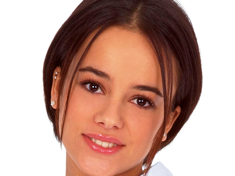 alizee jacotey chanteuse pop francaise annees-2000 musique femme jeune vingtaine vingtenaire cheveux-bruns yeux-marrons lolita