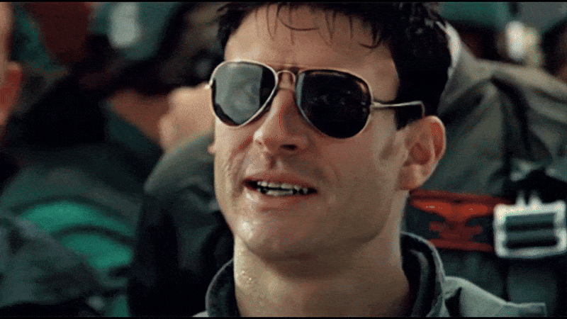 macron maverick top gun cruise avion chasse lunette lunettes soleil chad president france emmanuel