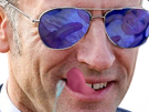 emmanuel-macron-lunettes-bleues-aviator-ray-ban-reflet-brigitte-shemale-bande-erection-bave-langue-zoom
