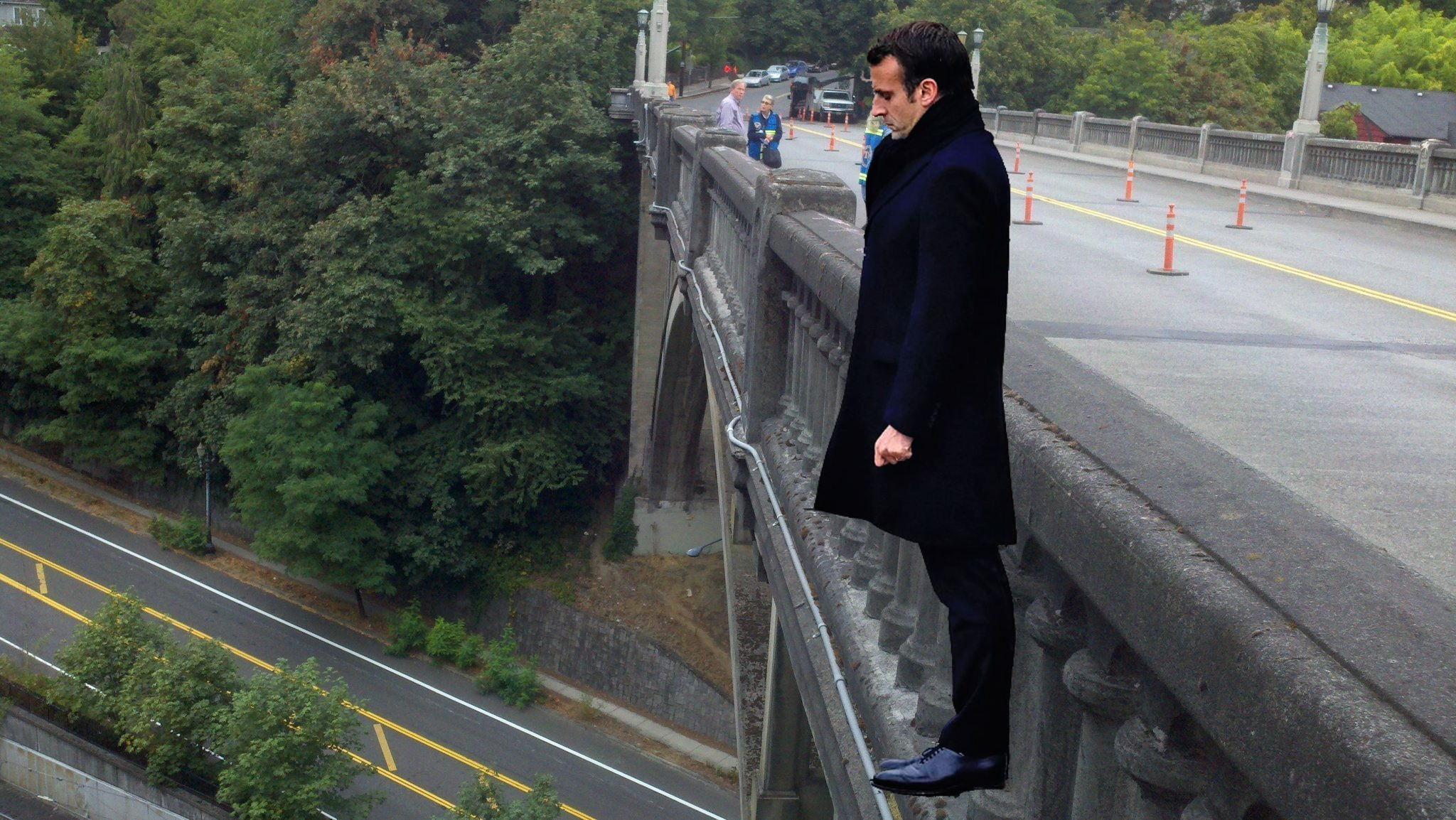 emmanuel macron bigmac saut pont trois balles boss super heros costume