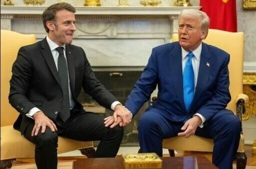 emmanuel macron bigmac boss trump maga big genoux mains soumis fauteuil siege canape poignee