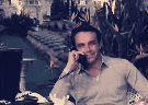 alejandro-sosa-appel-telephone-rigole-tony-montana-scarface-push-it-to-the-limit-argent-gif