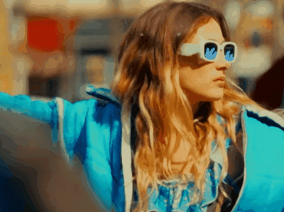 luiza soleil bleu lunettes golem flamme pose chanteuse gif
