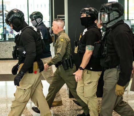 gregory bovino ice nazi facho chauffe eau water usa trump migrant clando clandestin gr