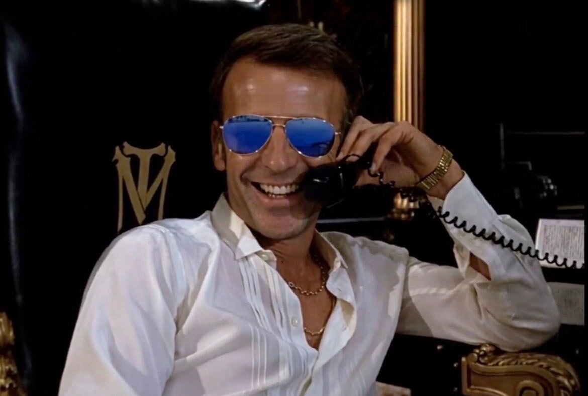 emmanuel macron bigmac boss bluepill lunettesbleues chemise telephone col ouvert bigboss appel bureau