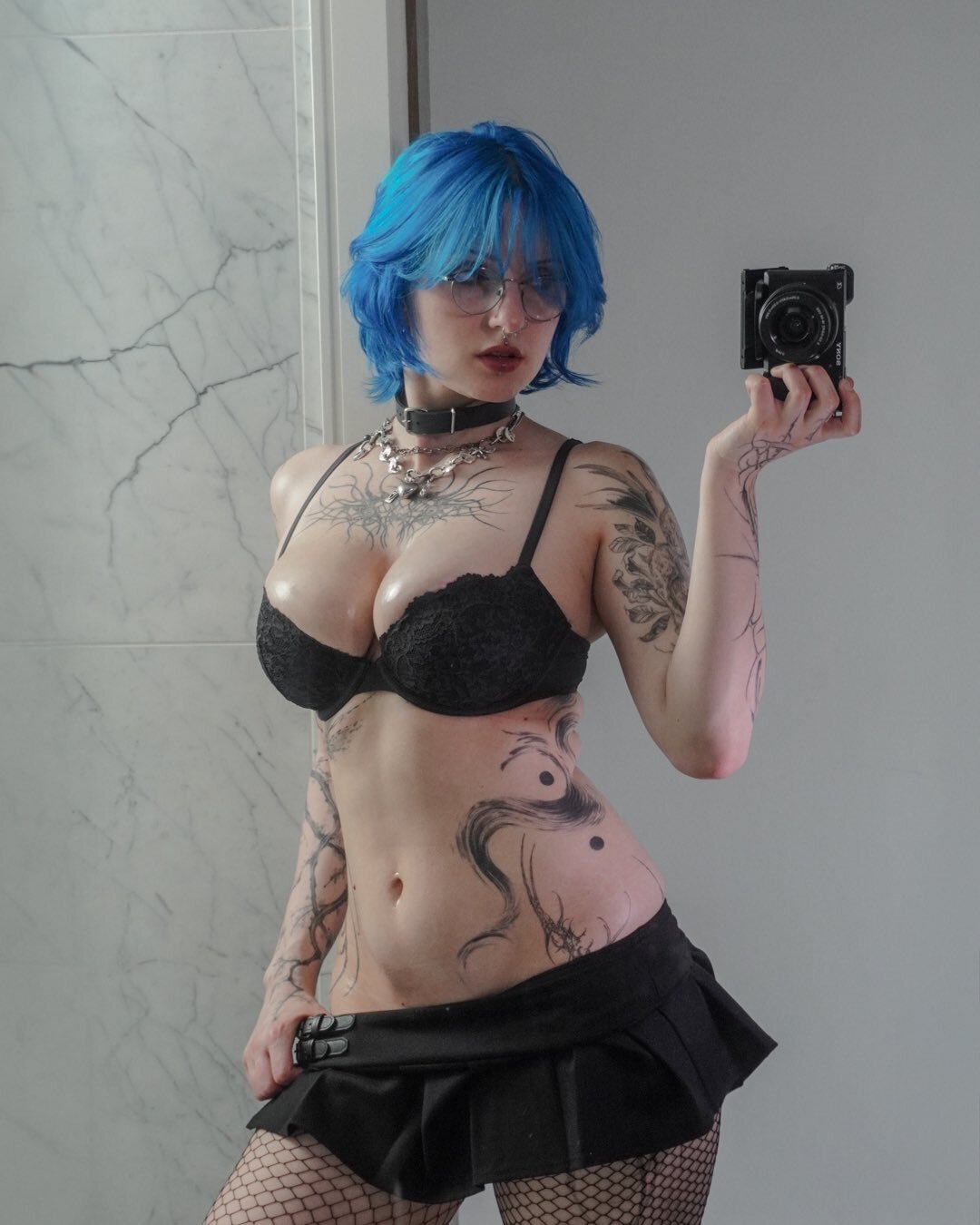 lyra goth teen cheveux bleu blue femme meuf fille bzez