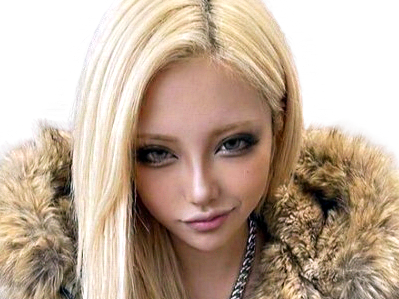 asiatique asian badass sourire maline style fourrure manteau regard blonde