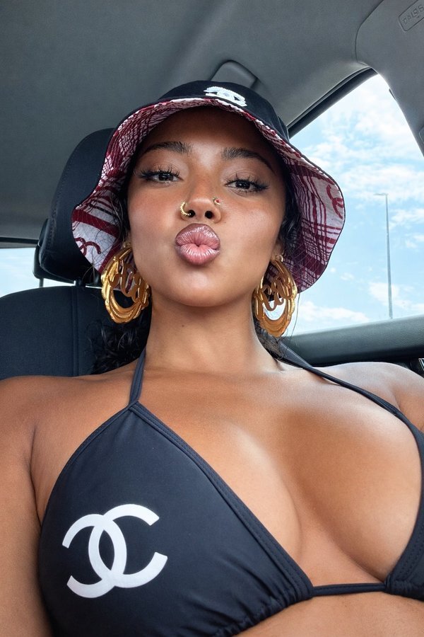 wejdene chanteuse beurette maghrebine maillot pas mal les bzez seins femme bonne 00000