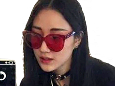 kim nawoo asiatique modele photo coreenne portable telephone ready golem lunettes rouge piercing