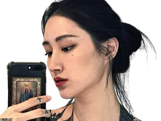 kim nawoo asiatique modele photo coreenne piercing tattoo tatouage badass portable telephone dark religion croix
