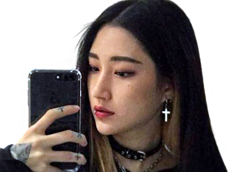 kim nawoo asiatique modele photo coreenne piercing tattoo tatouage badass portable telephone croix