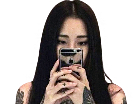 kim nawoo asiatique modele photo coreenne piercing tattoo tatouage badass portable telephone cute concentration mignonne