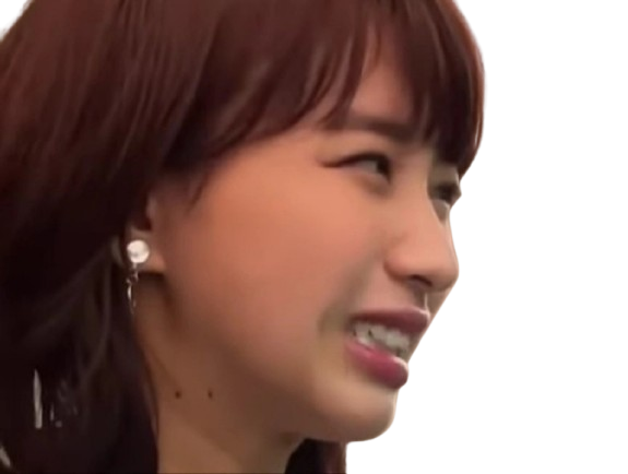 idole japonaise akane sakanoue awsouriante grimace sourire malaise