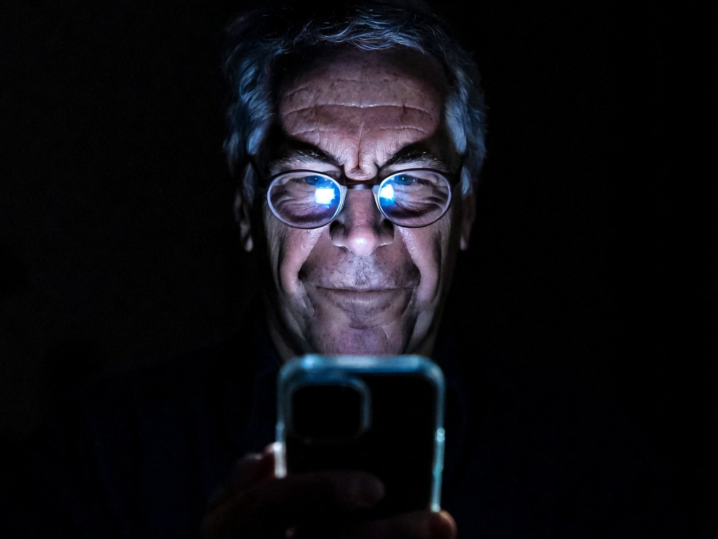 epstein dark telegram telephone ecran peur glauque zinzin tare reseau hacker regard nuit zoom jeffrey