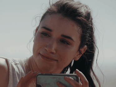 grace fulton actrice badass choc escalade tour telephone portable gif troll moqueuse