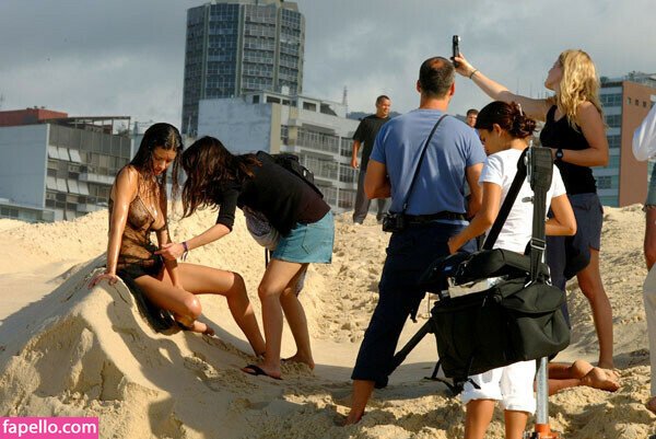 adriana lima model mannequin sexy jolie brunette cute girl topless seins plage femme