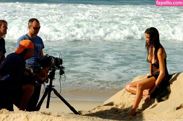 adriana lima model mannequin sexy jolie brunette cute girl topless seins plage femme