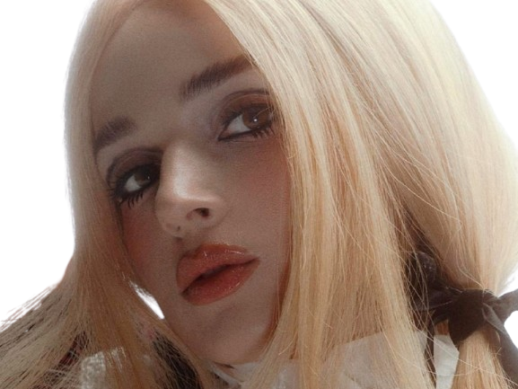 poppy moriah rose pereira chanteuse americaine vingtaine vingtenaire blonde