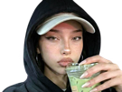fille-girl-regard-pensive-drink-boit-casquette-capuche-badass-dark